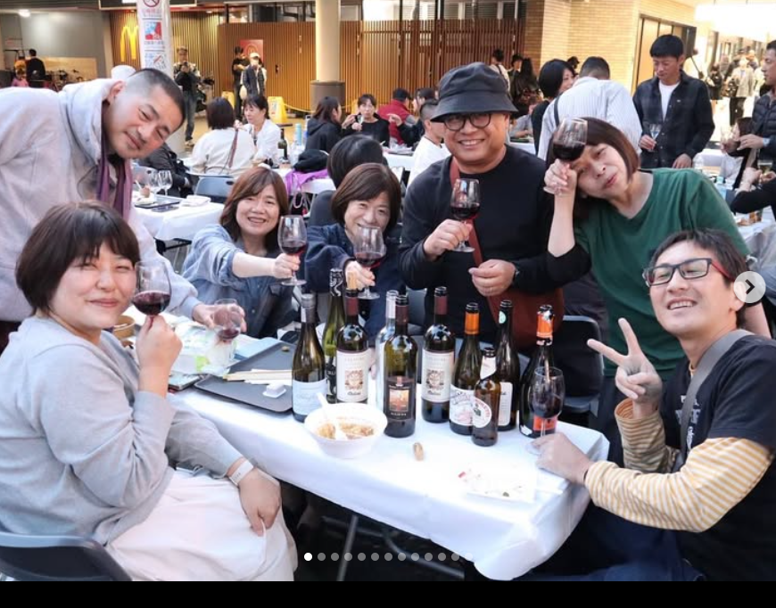 ワインと料理を囲んで楽しむ来場者（過去実施時）写真提供＝ワインフェスタ実行委員会