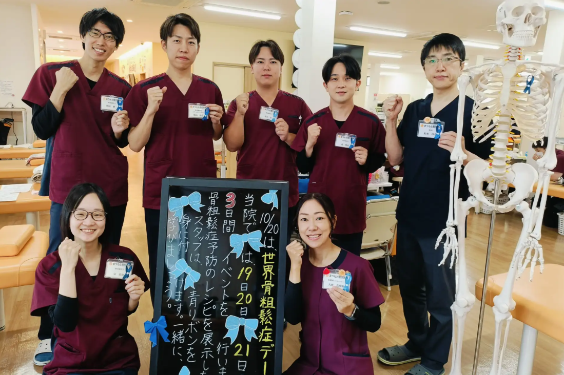 青リボンを着けたまつもと整形外科のスタッフ（写真提供＝まつもと整形外科）