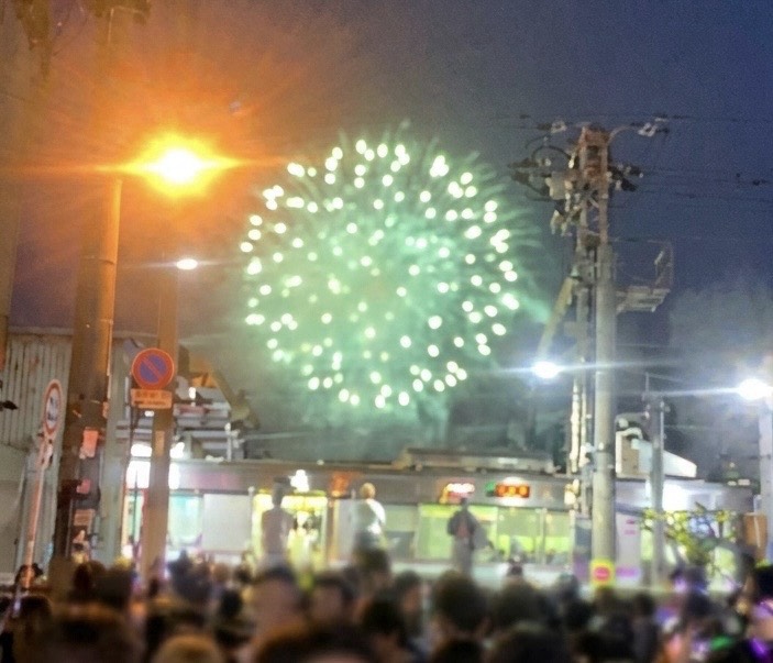 店前から見える天神祭の奉納花火（昨年）