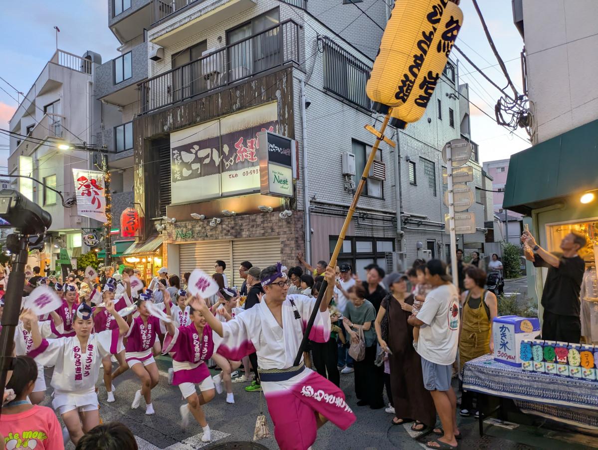 農大通りを練り歩く「経堂むらさき連」