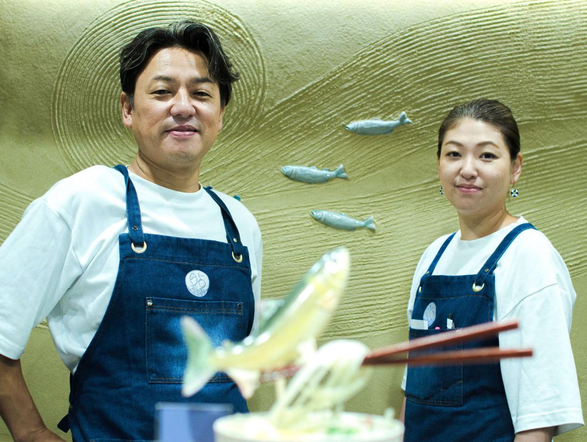 内藤卓さん（左）と内藤はる美店長（右）