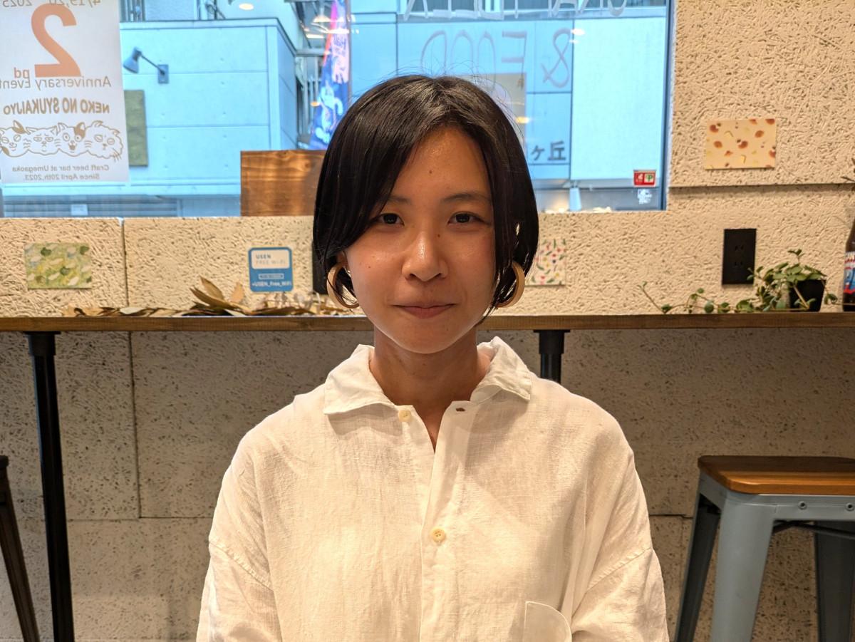 「ねこの集会所」店内での松井法子さん
