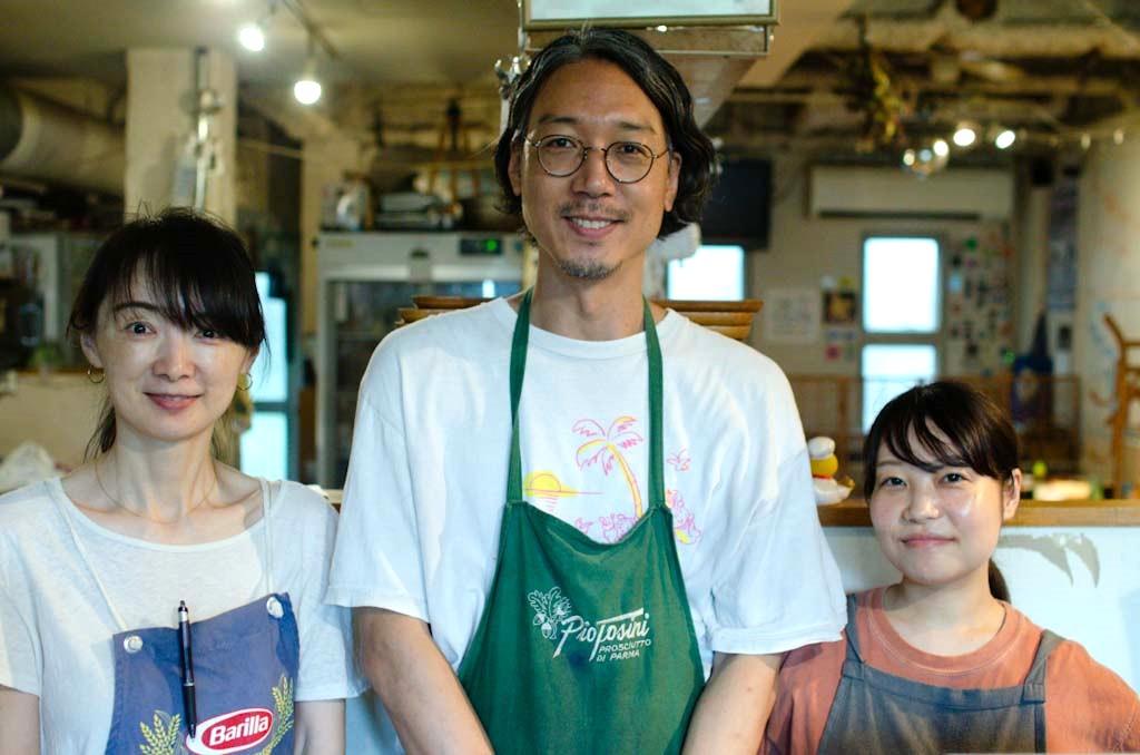 旧「バレアリック飲食店」のメンバー（中央は店主の國本快さん）