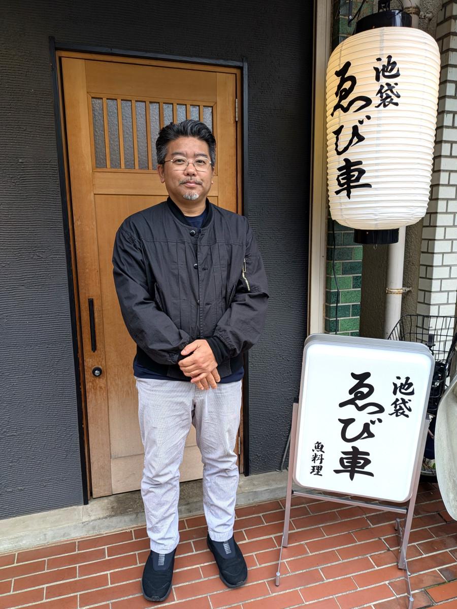 店の前に立つ日柴喜智社長