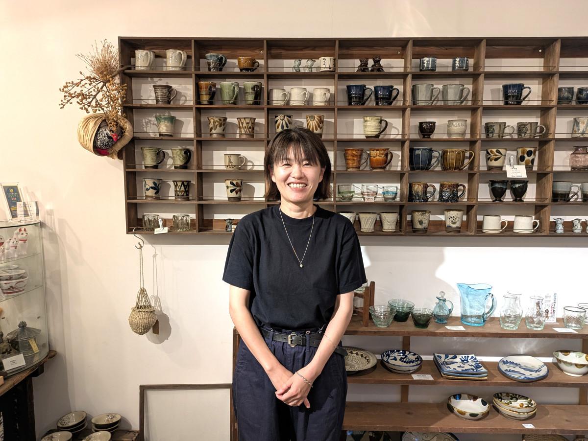 うつわのわ田店内で店主の和田さん