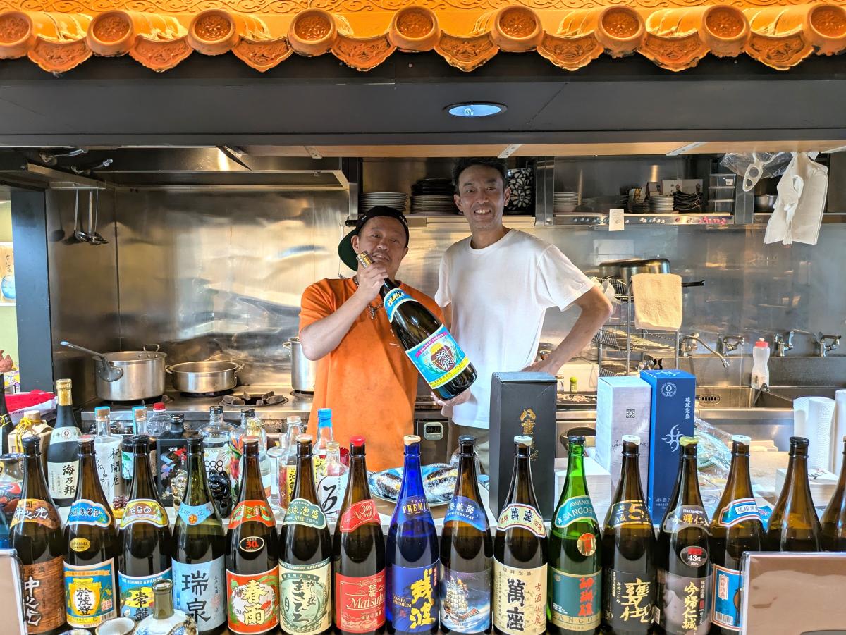 厨房に立つ屋嘉比さん（左）と下山さん（右）