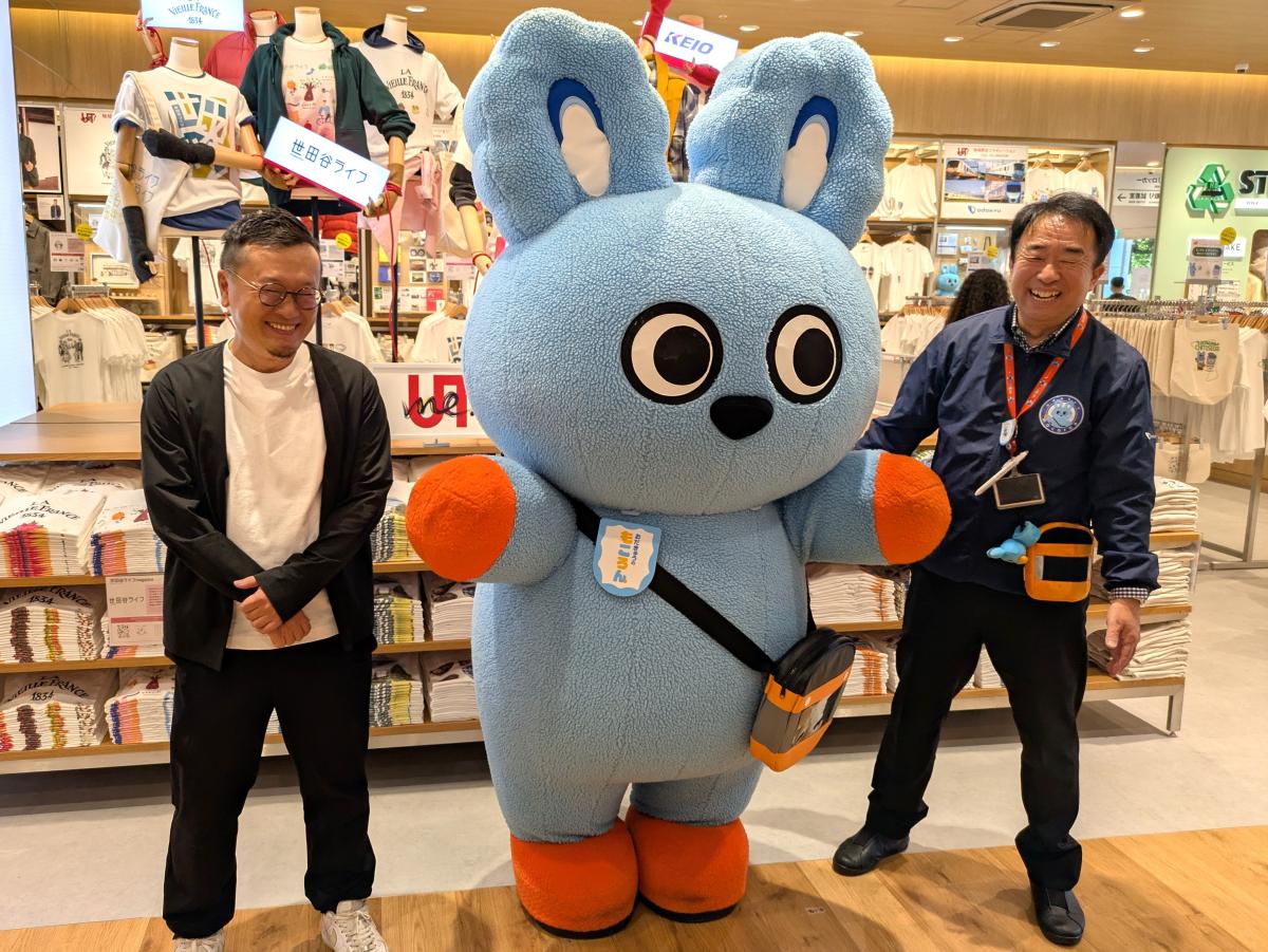 左から世田谷ライフの笹木編集長、もころん、小田急電鉄担当者