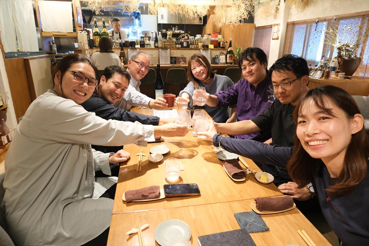 推しの銘柄の焼酎で乾杯する参加者ら