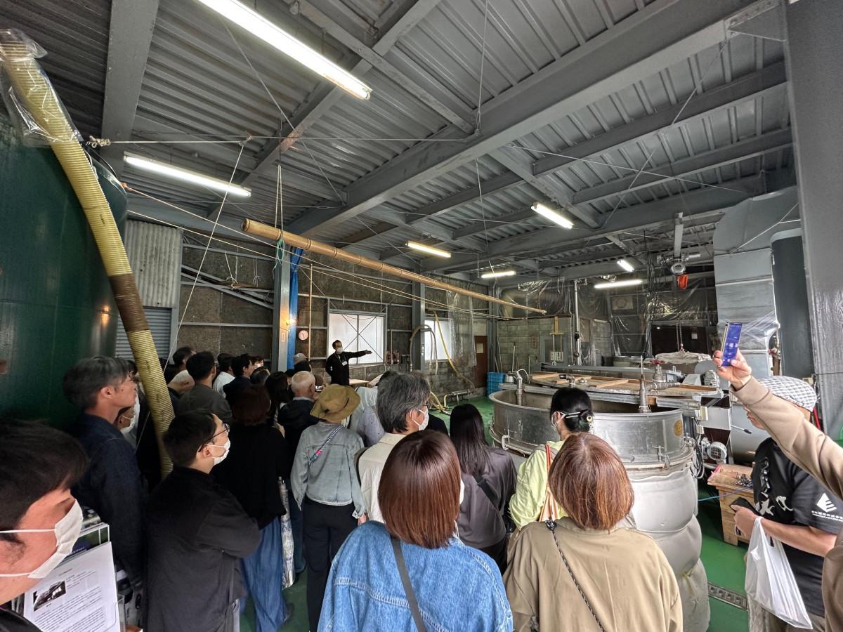 蔵見学の様子（提供＝実行委員会）