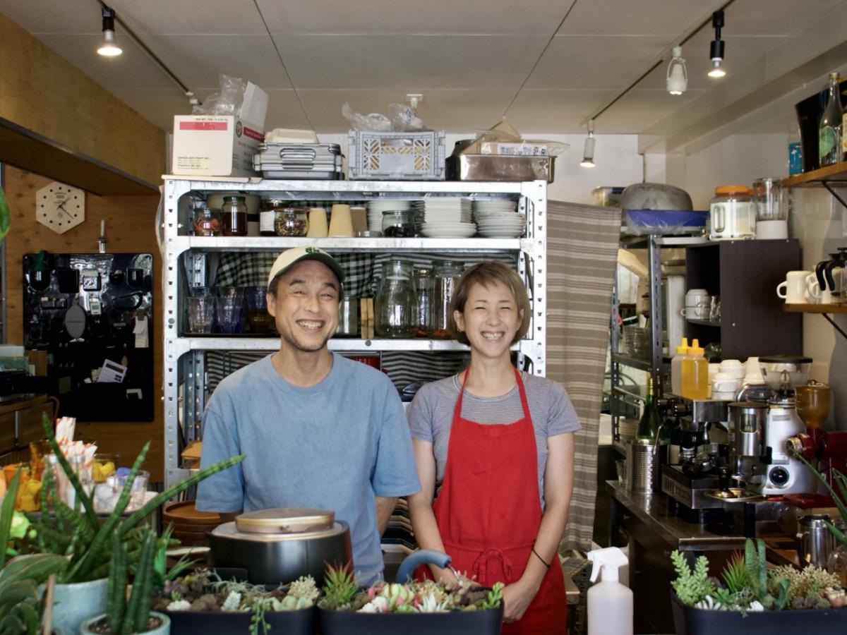 （左から）店主の荻昭浩さん、妻でシェフの美帆さん