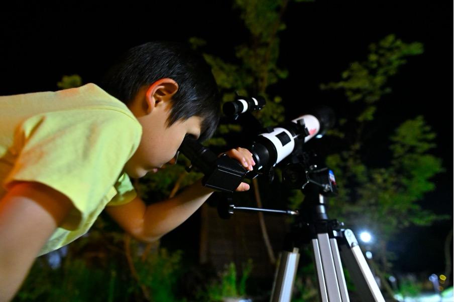 天体望遠鏡を使うイメージ(提供=丹後海と星の見える丘公園)