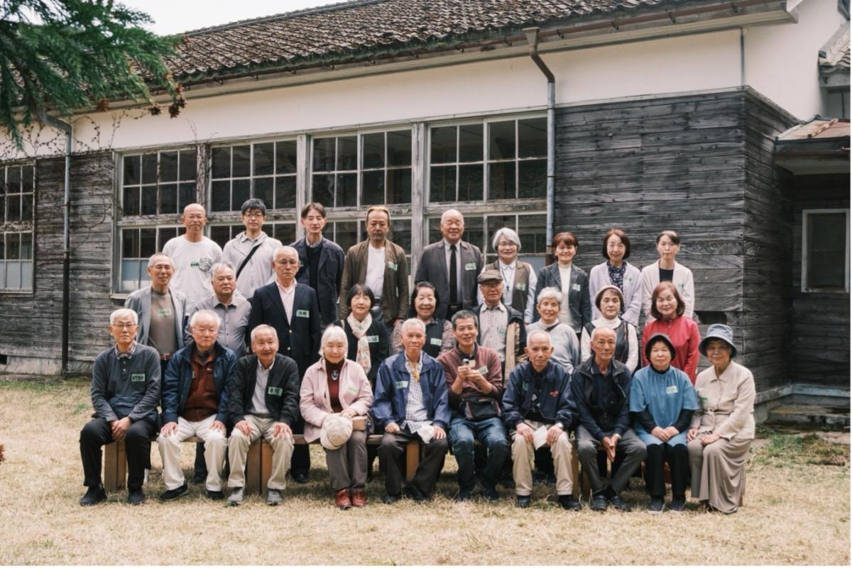 卒業生の集合写真（提供＝実行委員会）