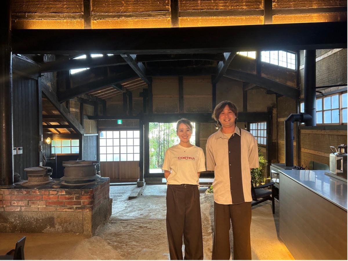 運営する「京都丹後企画」支配人の筒井さん（右）とスタッフの和田さん（左）
