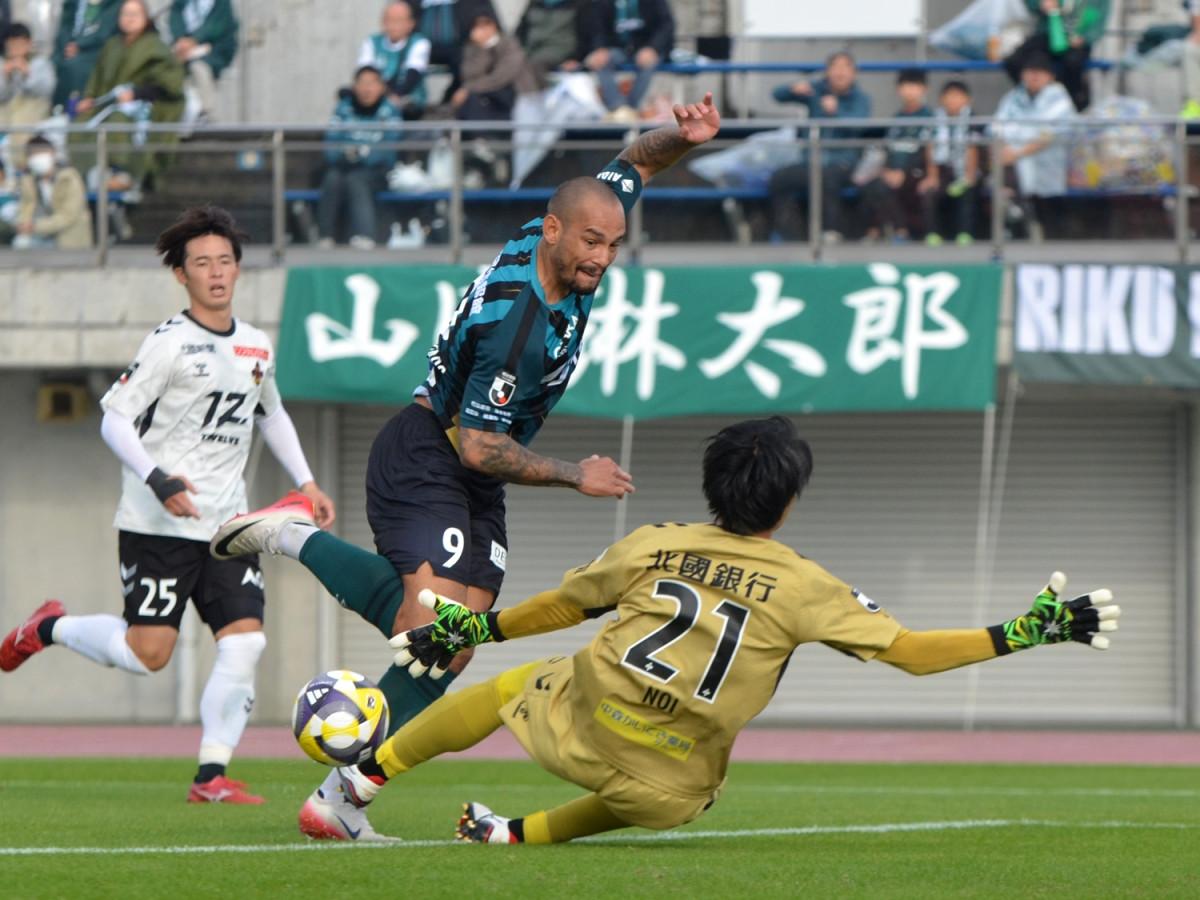 キックフェイントでゴールキーパーをかわしてゴールに流し込むラファエル フルタード選手