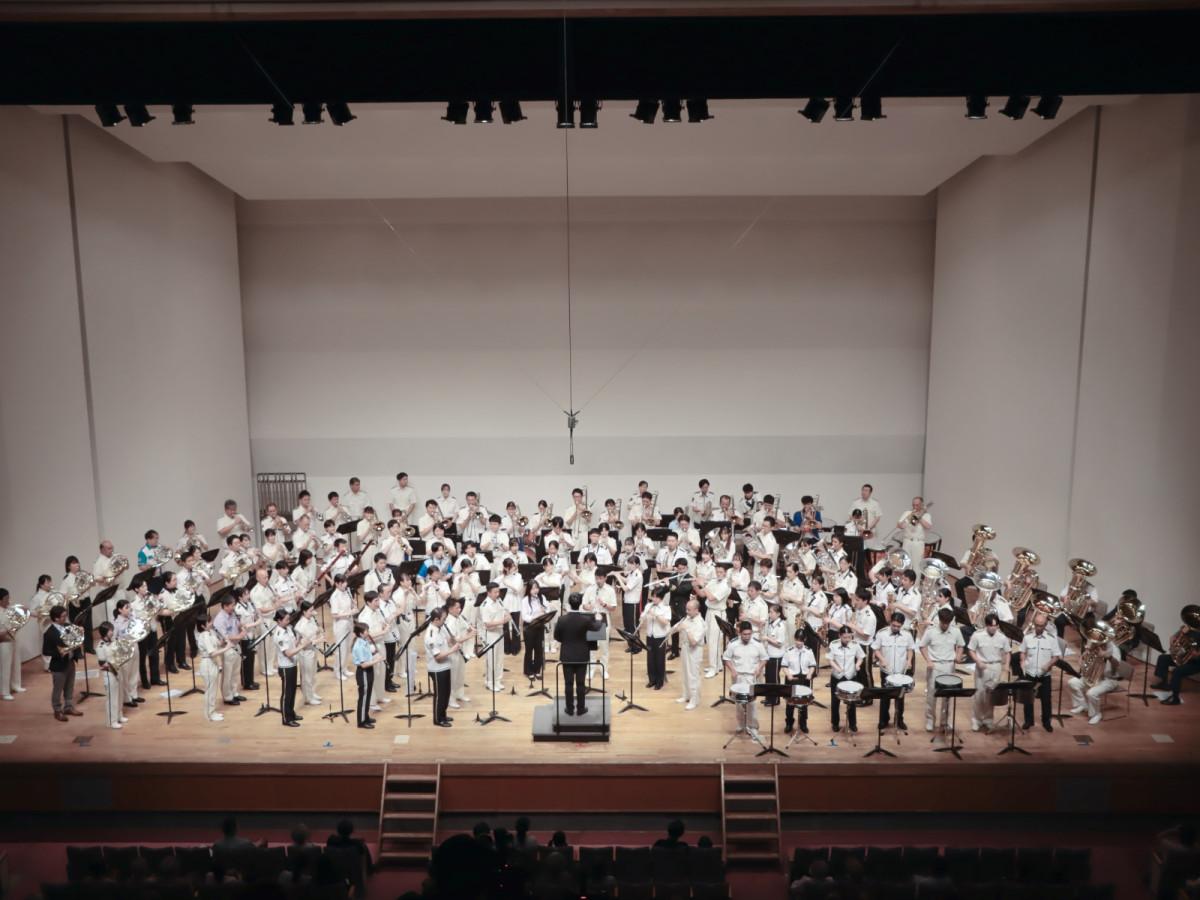 昨年8月に行われた「2024警察音楽隊研修会 吹奏楽コンサート」での出演者全員による演奏