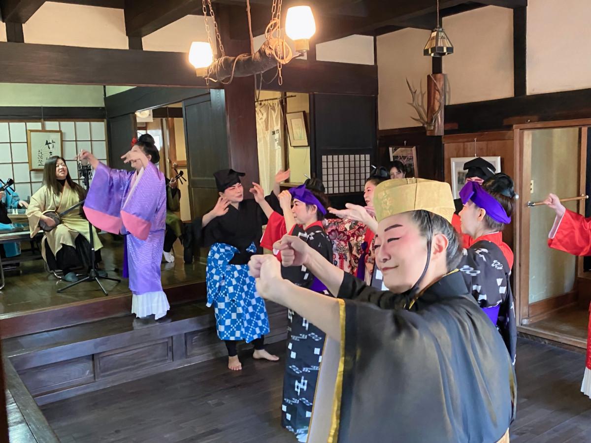 「松戸版ユニークベニュー」の一環として2月に旧齋藤邸で開かれた「琉球の唄と踊り」のミニコンサート