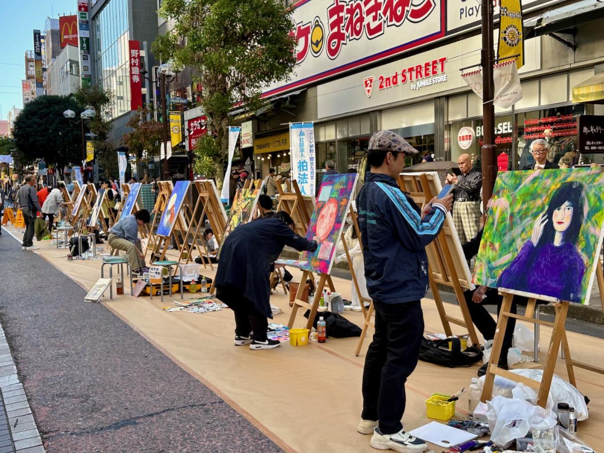 30人のアーティストが30号のキャンバスに思い思いの表現で絵を描く「30 vs 30」
