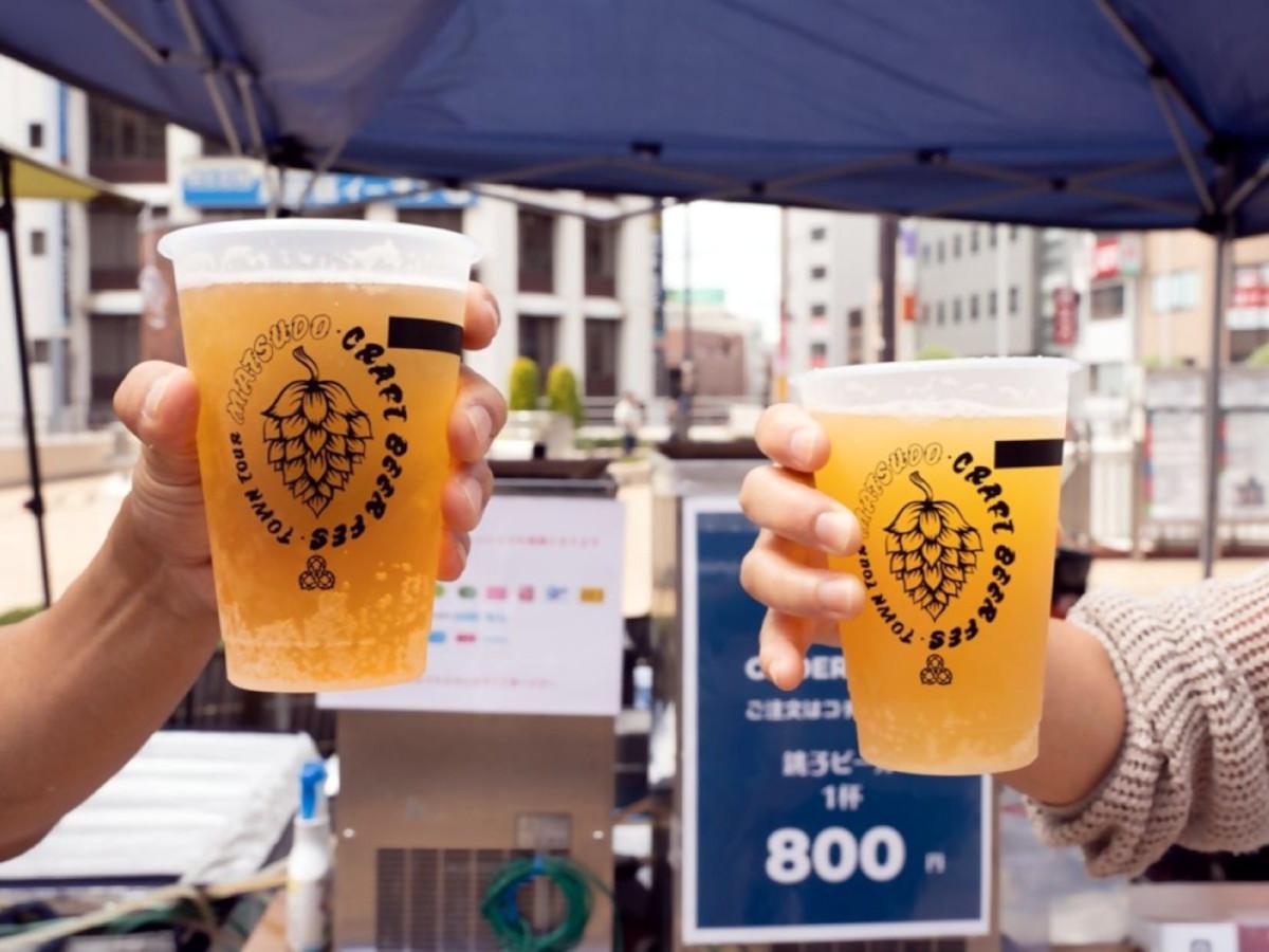 クラフトビールを手に乾杯する来場者（過去開催の様子）