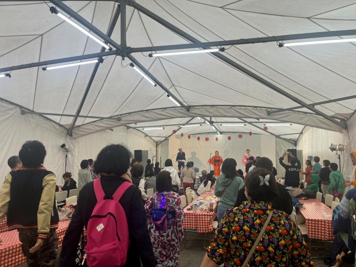 2024年11月に松戸西口公園で開かれた「新酒フェスタwithコンテンツ体験＆ショー」の様子
