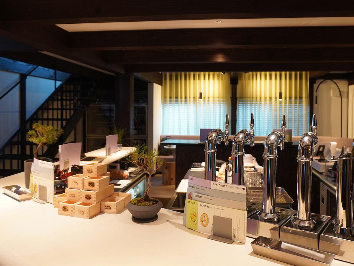 店内は落ち着いた和モダンの空間