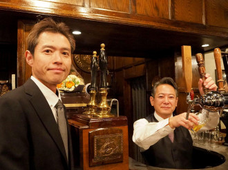 松本のアイリッシュパブ「OLD ROCK」でバトンタッチ会 社長交代と22年の感謝を