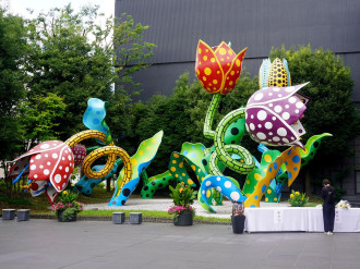 松本市美術館が草間彌生さん追悼　献花台設置、特集展示を市民に無料開放