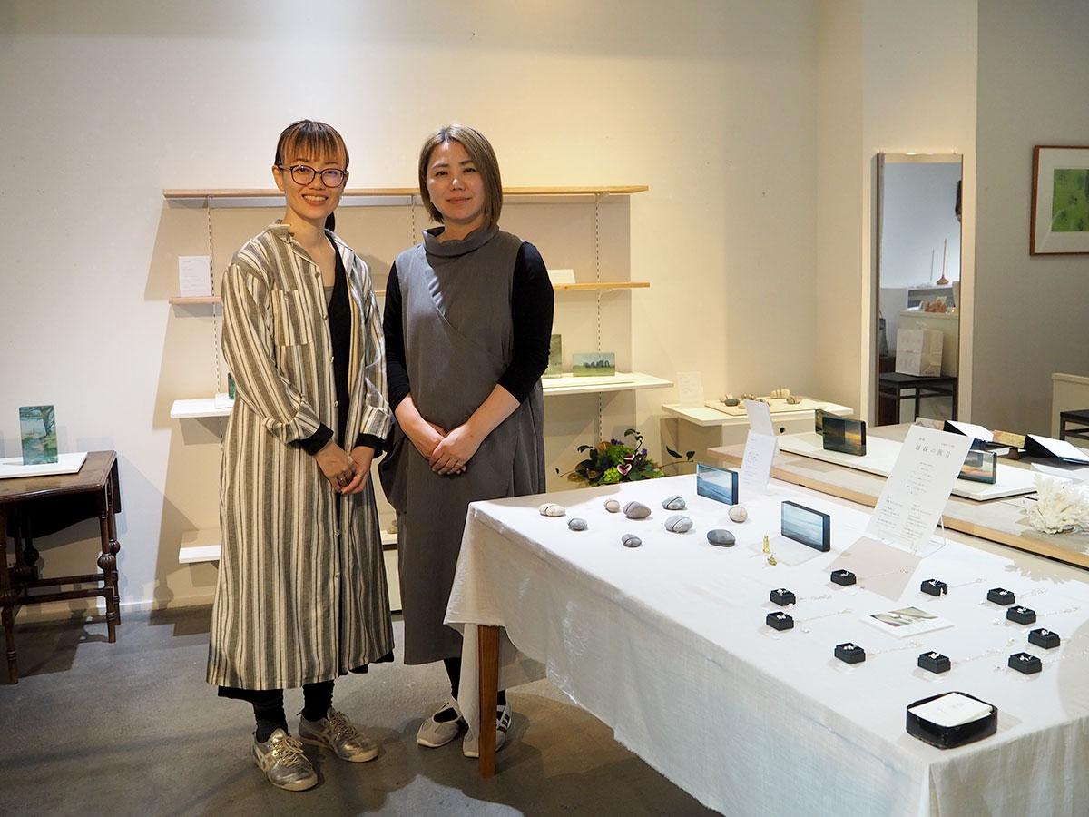 姉の長南芳子さん（左）と妹の松原幸子さん