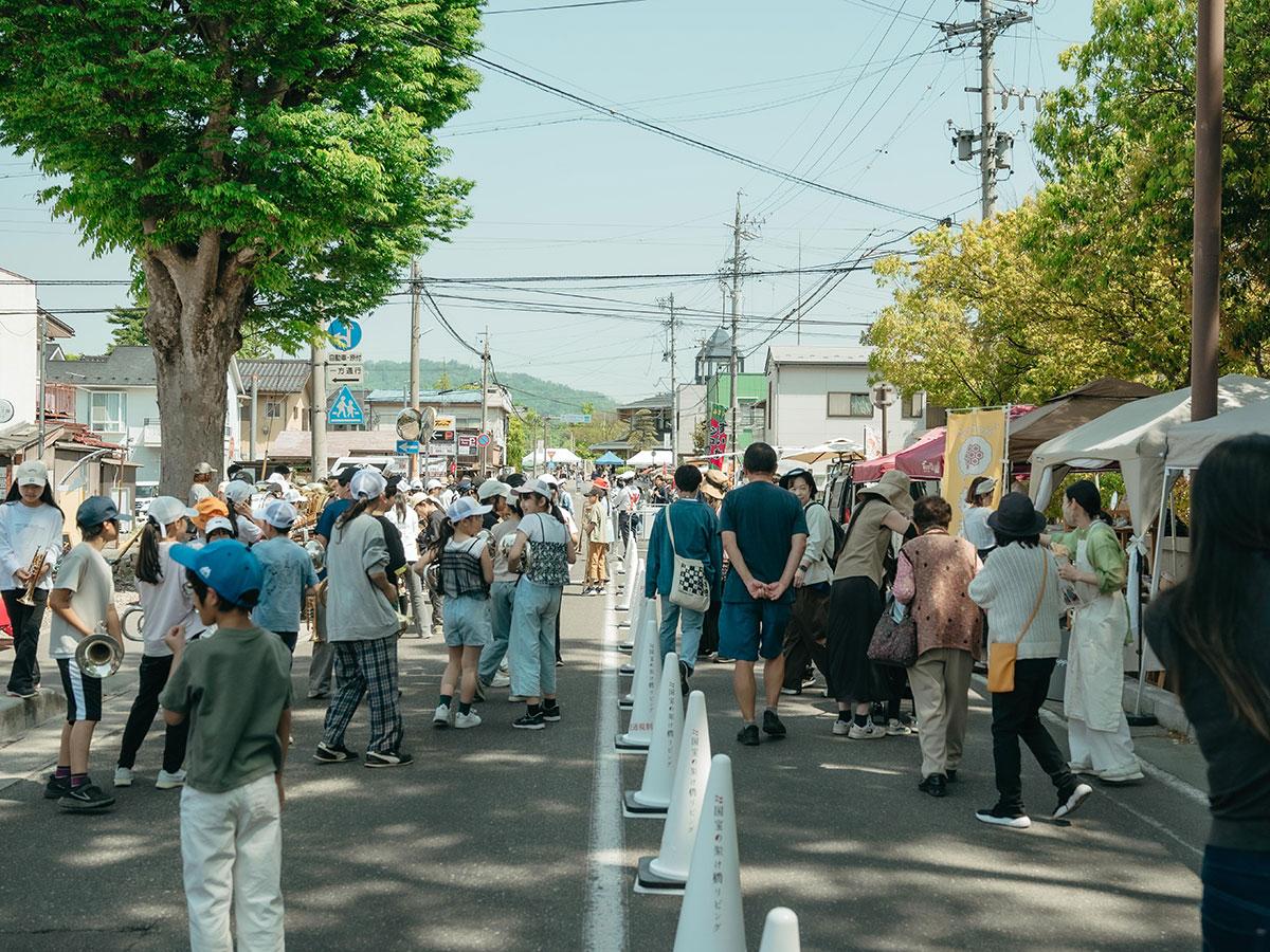 5月に行われた「国宝の架け橋リビング4」の様子（写真提供＝開智通り歩行者天国実行委員会）