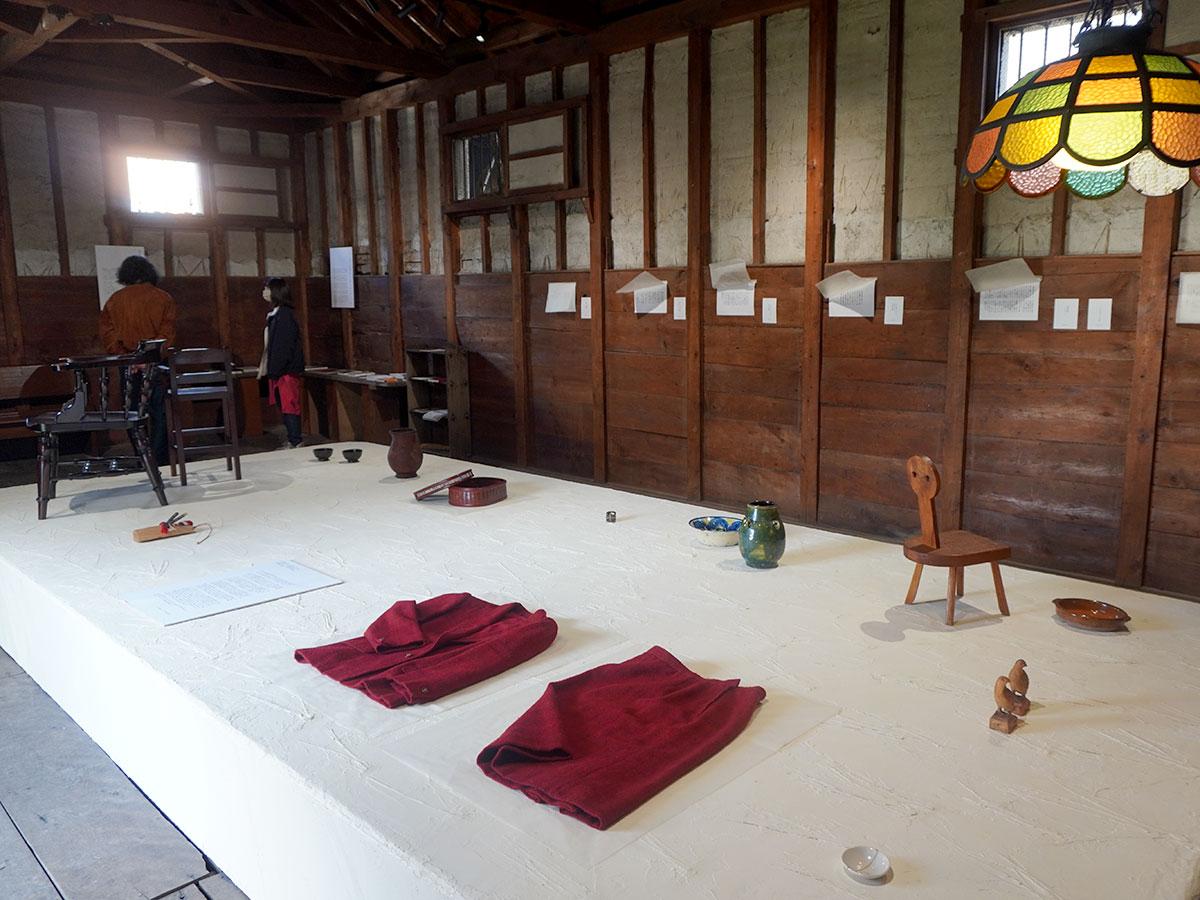 展示台は木で組んでわらを混ぜたしっくいを塗り、1週間かけて制作