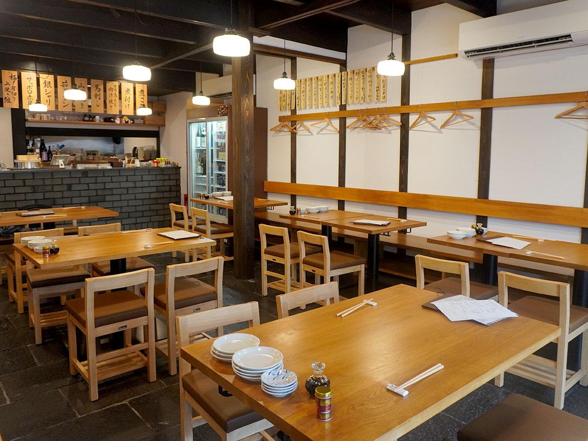 壁にメニューを貼った店内