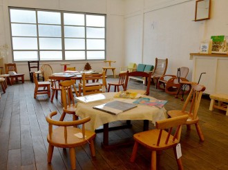 松本・中町のギャラリーで「子ども椅子展」 絵本も紹介、「お気に入り見つけて」