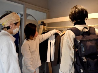 安曇野で「yohaku」春服販売会 ストーリーのあるアイテム、素材と着心地の良さも