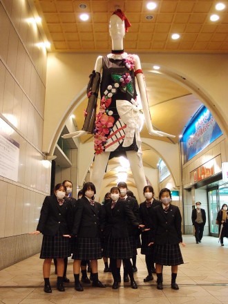 名駅前「ナナちゃん人形」が学生デザインのドレス姿に 学生企画は今年で最後