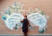 制作を手掛けた寺門さんと壁画アート「ツバサ」