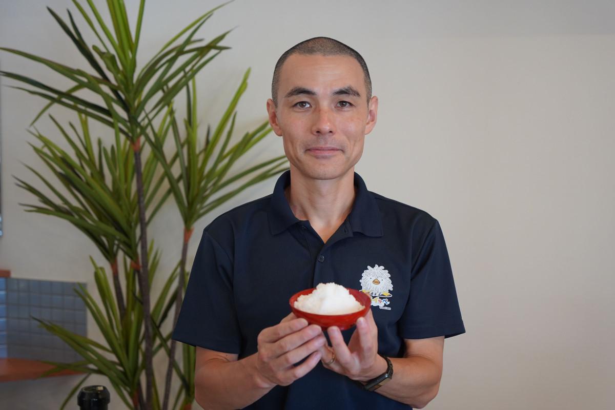 塩づくりプロジェクトを中心になって進める地域おこし協力隊の小張さん