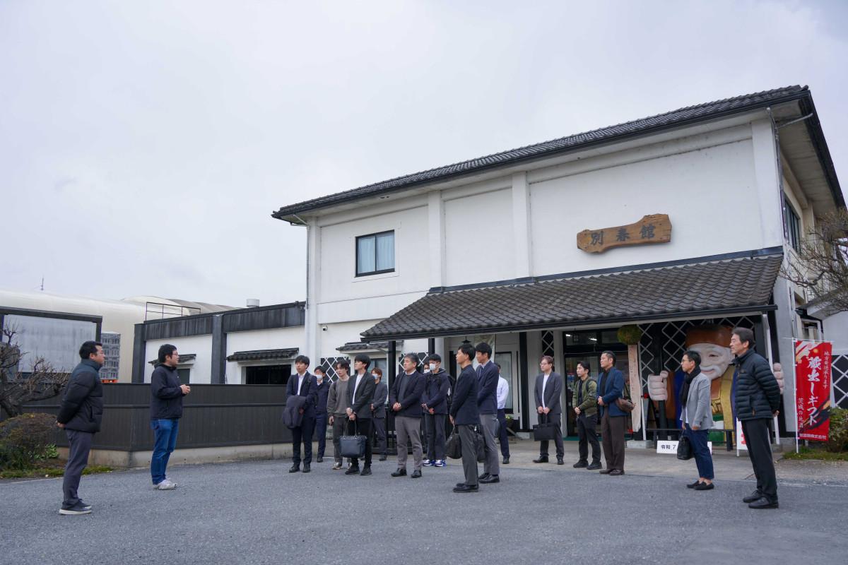 明利酒類での酒蔵見学の様子