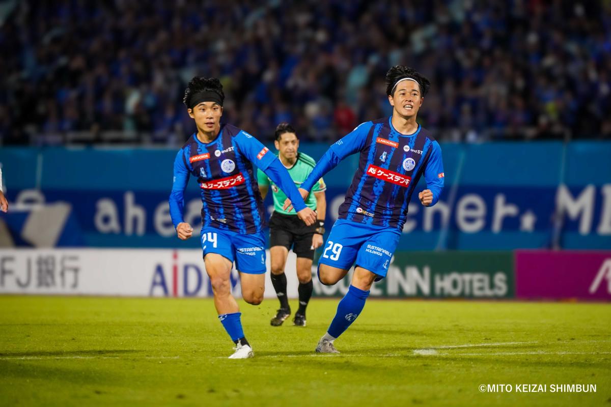 後半に途中出場しチャンスをつくった山崎希一選手（左）と多田圭佑選手