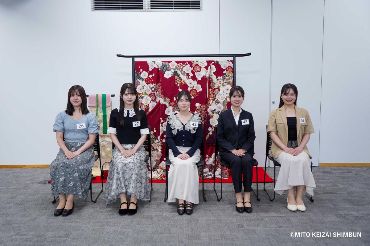 第65代「水戸の梅大使」の藤村紗羅さん、菊地悠花さん、佐藤琴美さん、浅井真幌さん、市毛美名さん