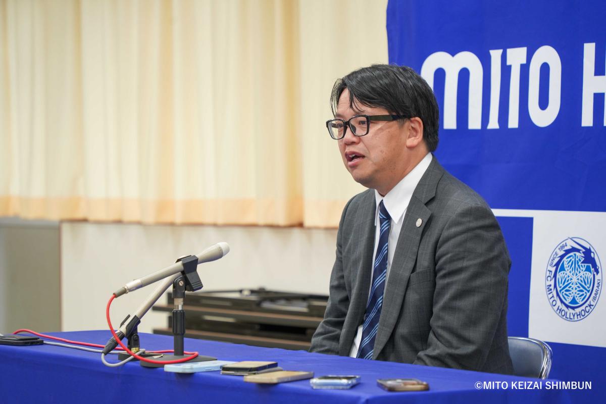 囲み取材に応じる小島社長