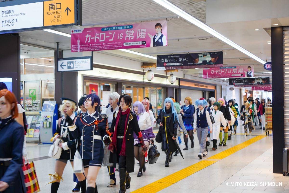 水戸駅構内を列になって歩くコスプレイヤー