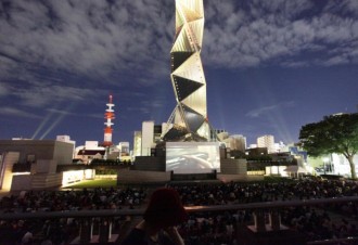 水戸芸術館で「水戸野外映画上映会」 約300人が来場