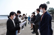 宮崎大学の学生が「日本一コロナ対策を徹底した卒業式」　手袋・マスク着用で証書授与