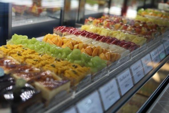地元の食材と旬のフルーツを使ったケーキを並べる（写真提供＝le port）