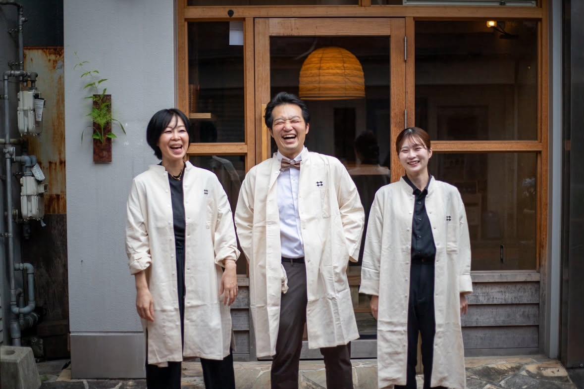 店の前で笑顔を見せる小松山さん（中央）とスタッフの江藤さん（左）、福島さん（右）。（写真提供＝そうそう）