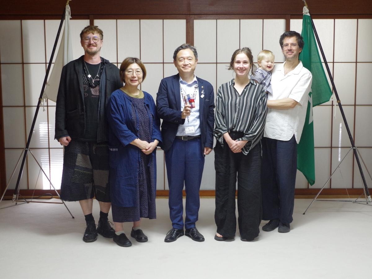 盛岡市役所を訪れたマティアスさん(左)と石頭さん(左から2人目)