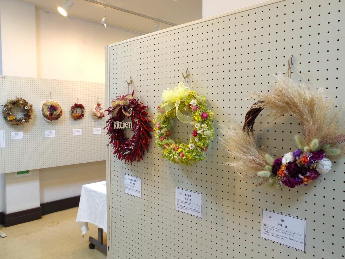 さまざまな素材を使ったリースが並ぶ