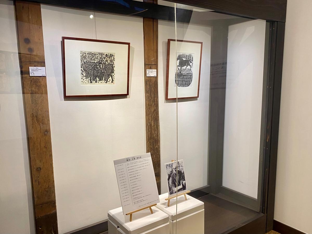 「チャグチャグ馬コ」などを描いた舞田文雄の作品が並ぶ一角