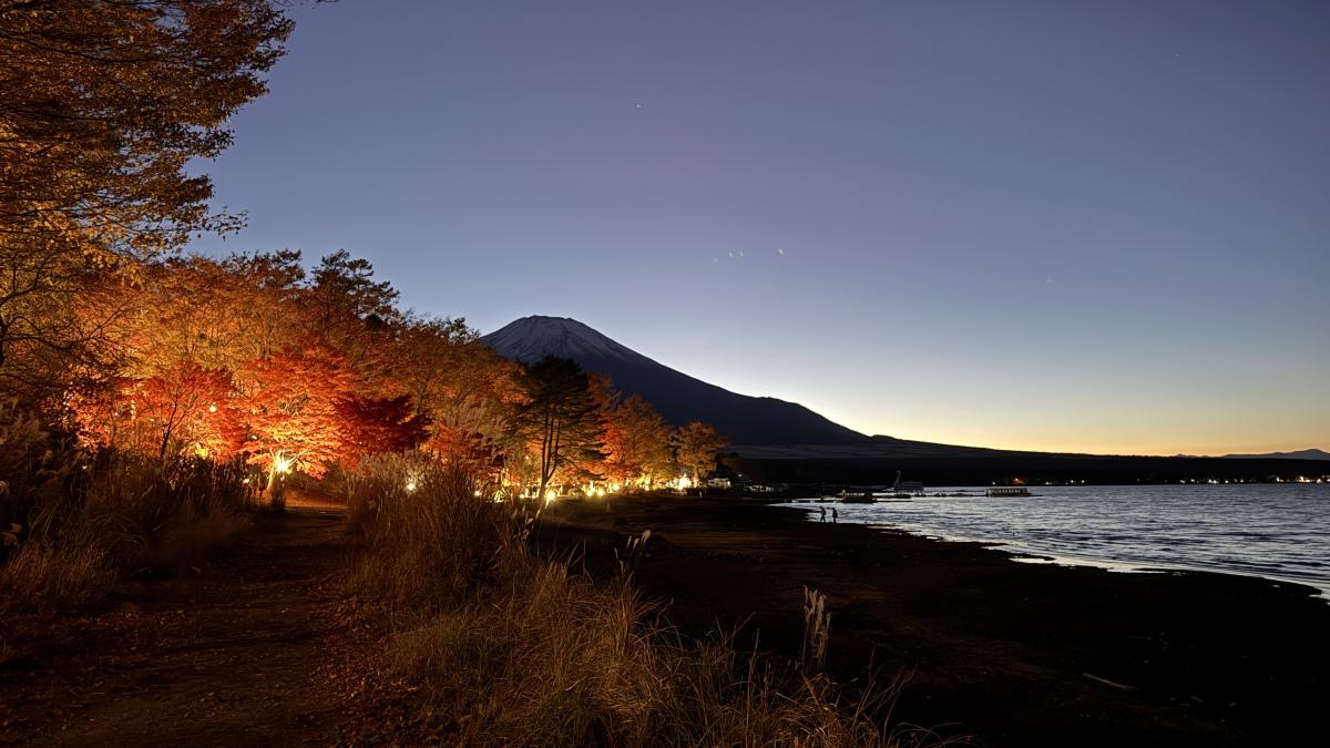 「山中湖 夕焼けの渚 紅葉まつり」