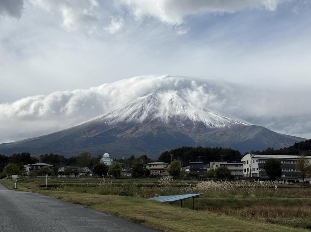 10月30日の富士山（写真提供＝富士吉田市）