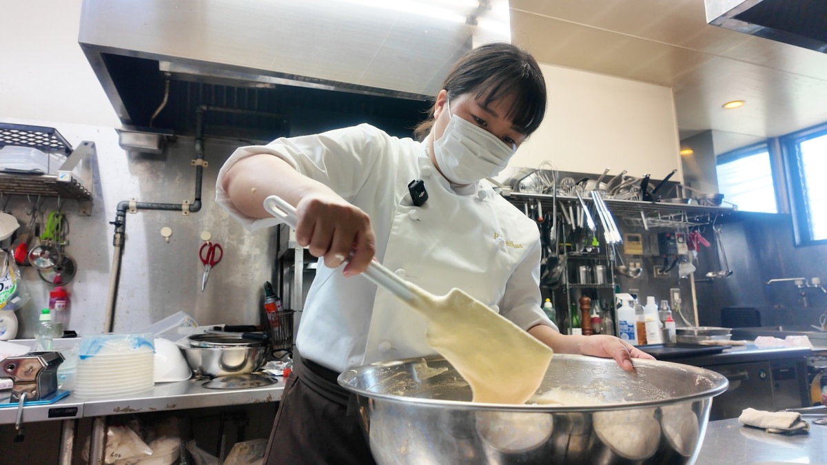 ケーキの生地を作る高崎さん